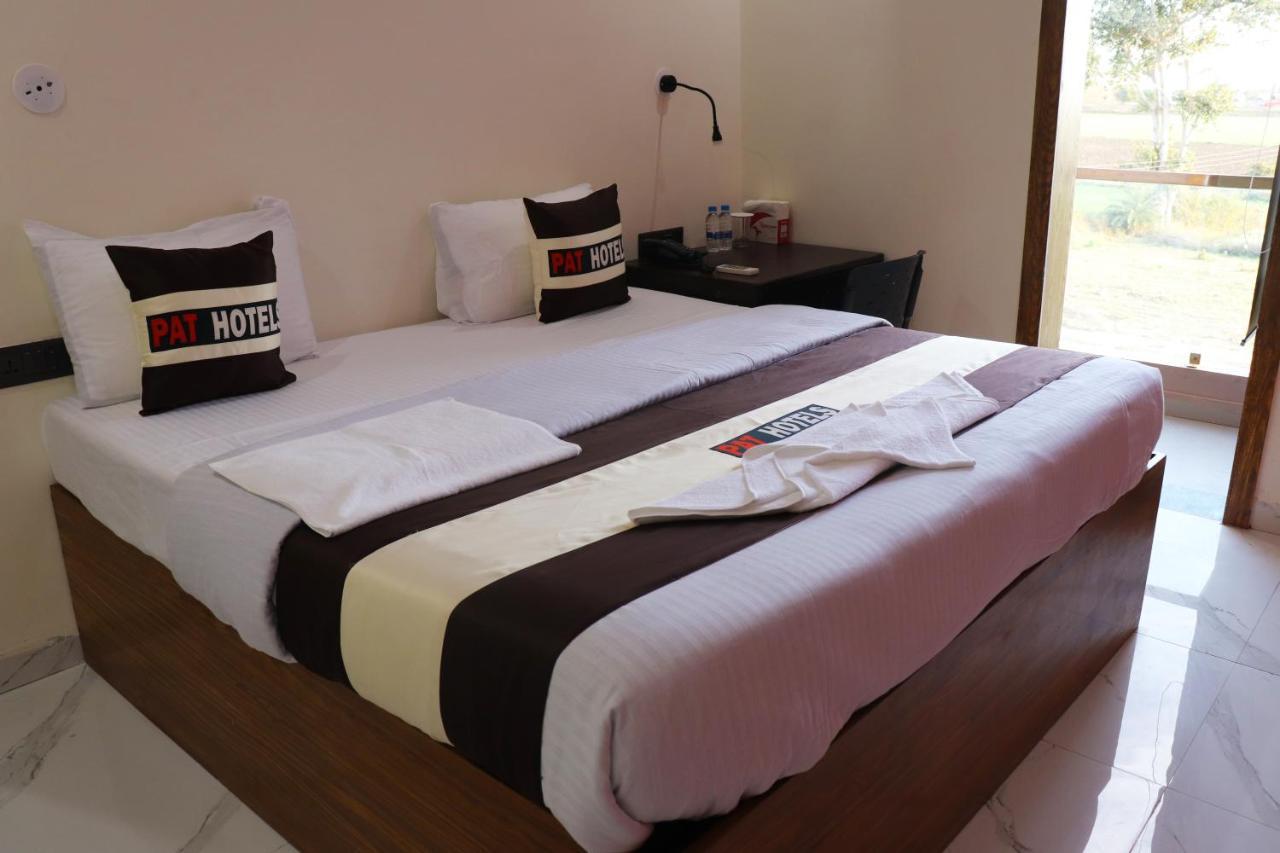 Pat Hotels Індаур Екстер'єр фото